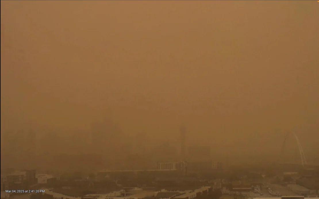 El cielo de Dallas se volvió brumoso y los edificios "desaparecieron" el martes por la tarde después de una tormenta de polvo.