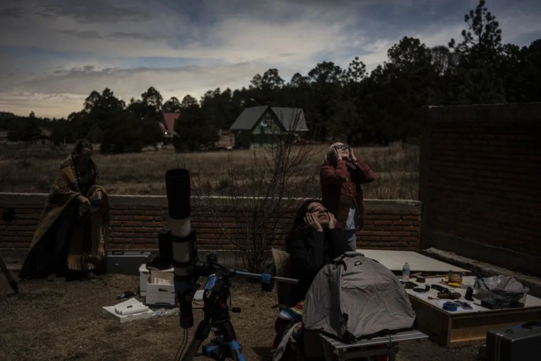 Investigadores observan el eclipse solar total en México el 8 de abril de 2026.