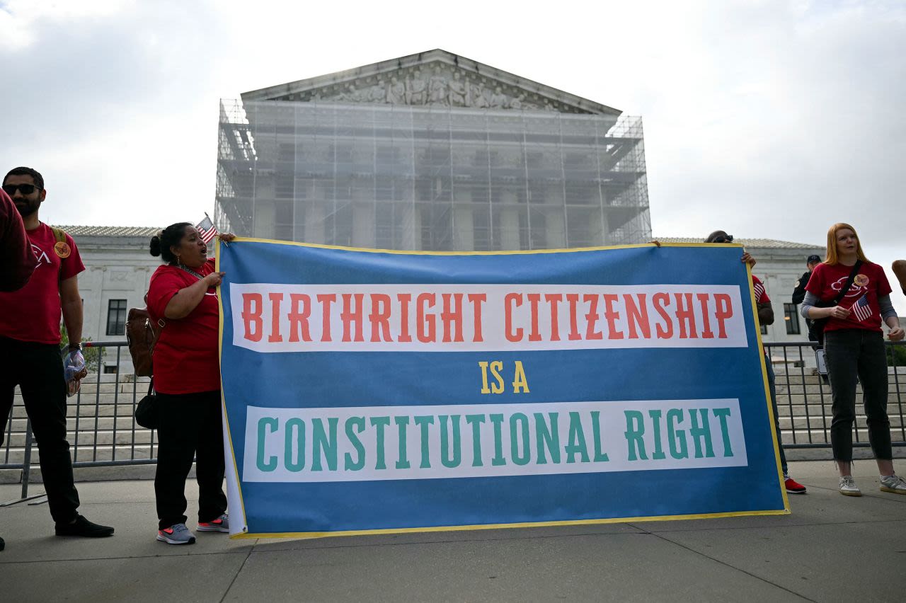 Protesta frente a la Corte Suprema de Estados Unidos por la decisión del presidente Donald Trump de poner fin a la ciudadanía por derecho de nacimiento, mientras el tribunal escucha argumentos sobre la orden en Washington, el 15 de mayo.