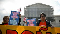 Protesta frente a la Corte Suprema de Estados Unidos por la decisión del presidente Donald Trump de poner fin a la ciudadanía por derecho de nacimiento el 15 de mayo.