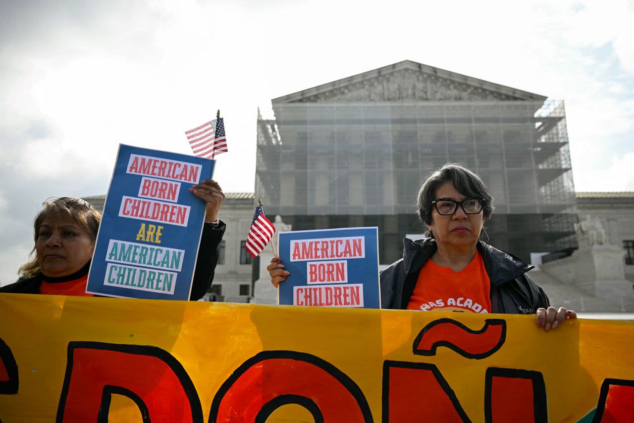 Protesta frente a la Corte Suprema de Estados Unidos por la decisión del presidente Donald Trump de poner fin a la ciudadanía por derecho de nacimiento, mientras el tribunal escucha argumentos sobre la orden en Washington el 15 de mayo.