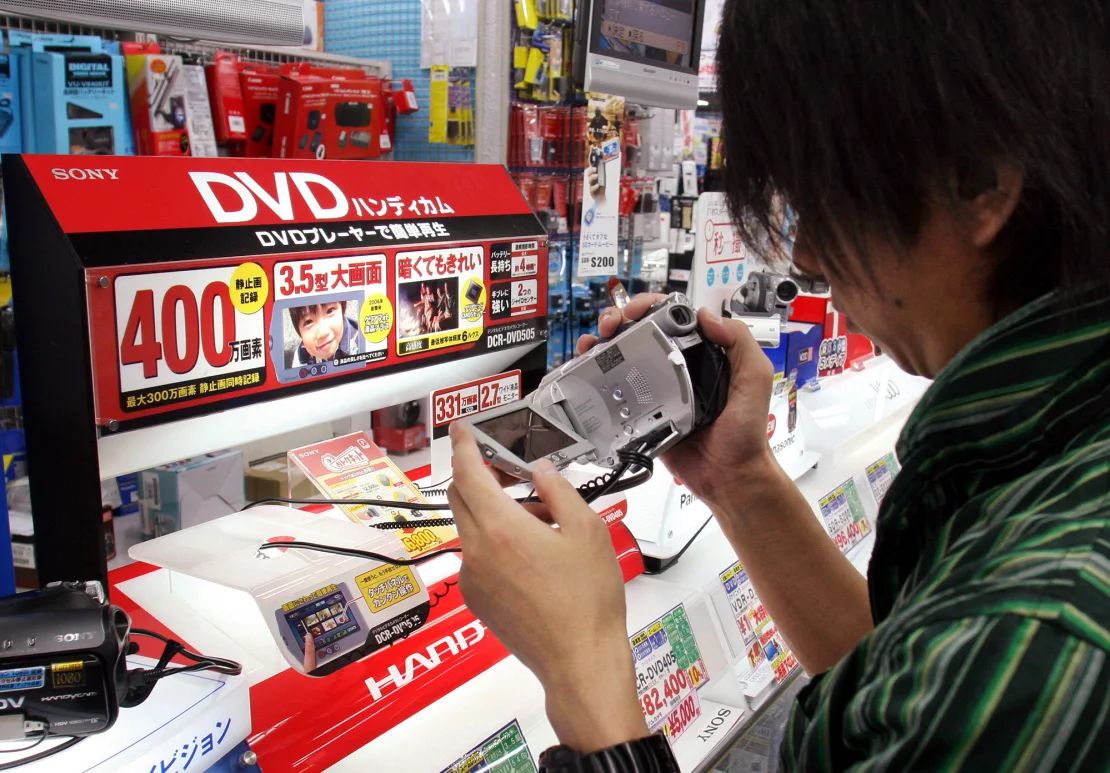 Un cliente revisa una videocámara digital de Sony Corp. en una tienda de electrónica, en Tokio, en julio de 2006