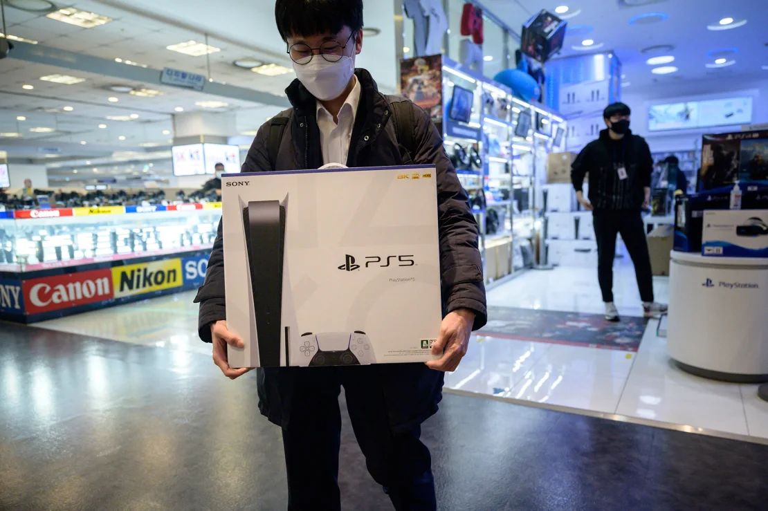 Un cliente se aleja después de comprar la nueva Sony Playstation PS5 en Seúl, el 12 de noviembre de 2020, después de que Sony lanzara la nueva consola en mercados selectos alrededor del mundo