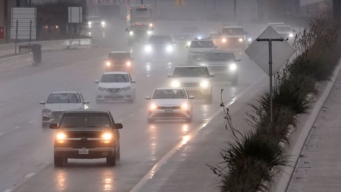 Los vehículos circulan por una carretera empapada por la lluvia en Dallas el jueves.