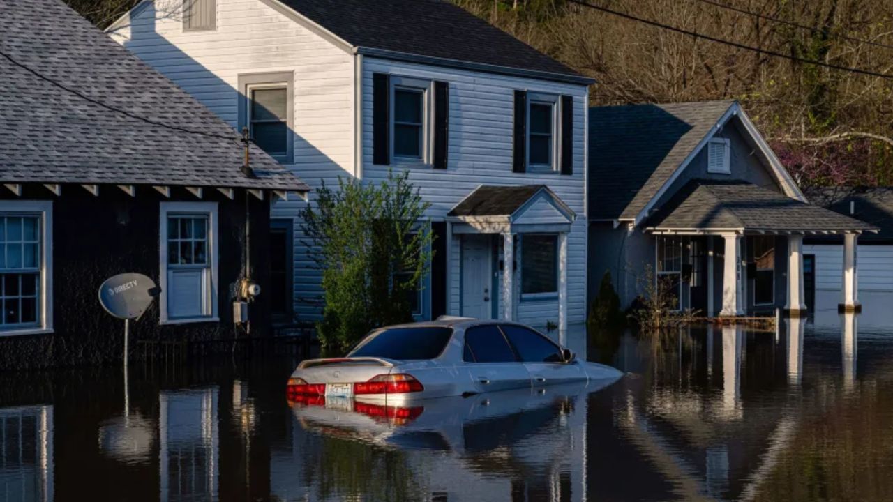 Un vehículo en un vecindario inundado el lunes en Frankfort, Kentucky.