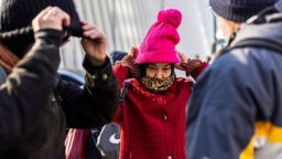 La gente se prepara para el frío en la ciudad de Nueva York el 6 de diciembre de 2024.