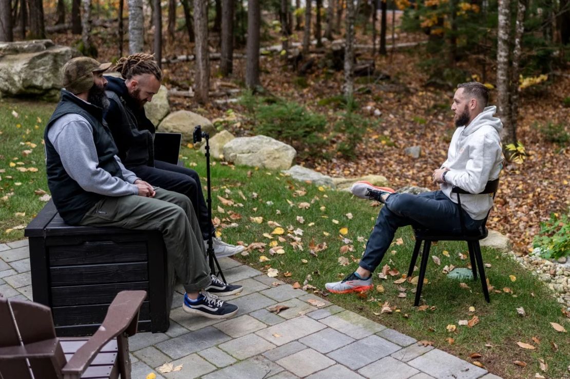Will Howard ofrece un testimonio en video en el retiro del Club de Padres Tristes.
