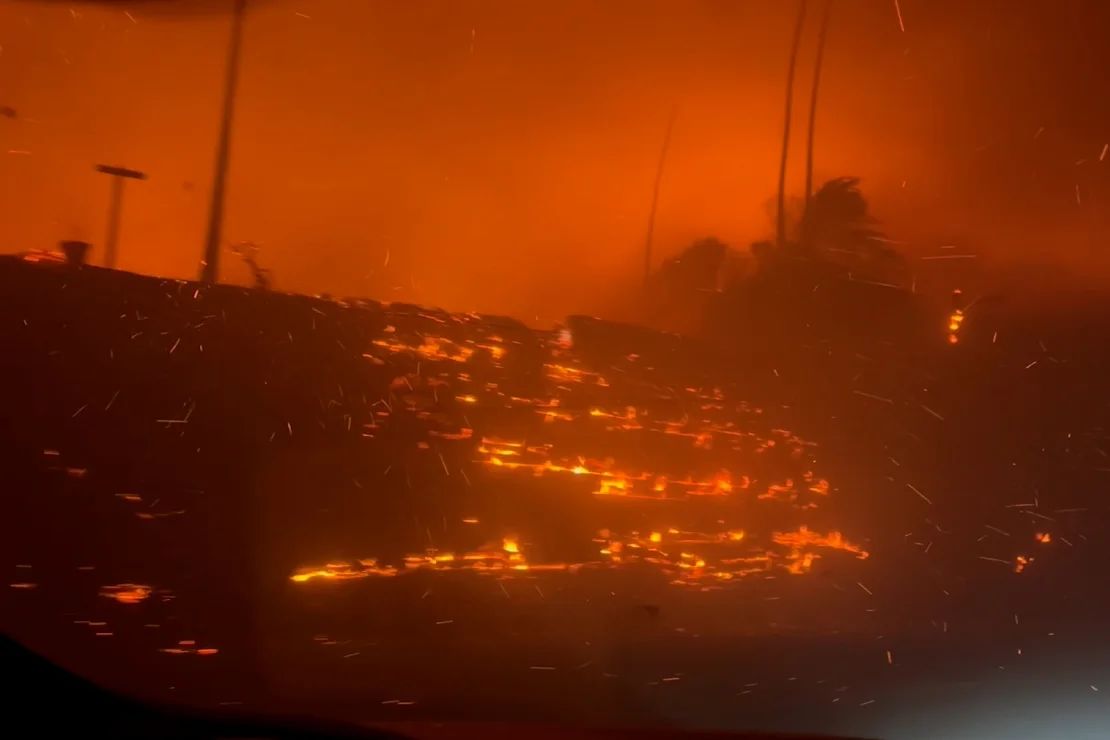 Un equipo de CNN filmó la peligrosa escena mientras abandonaba el área de incendios que se propagaban rápidamente en el sur de California.