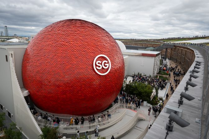 The Singapore Pavilion plays on the city state’s nickname, “The Little Red Dot,” with a façade clad in 17,000 recycled aluminum discs. The 17-meter-high pavilion, known as “The Dream Sphere,” houses immersive art installations within its bright red walls.