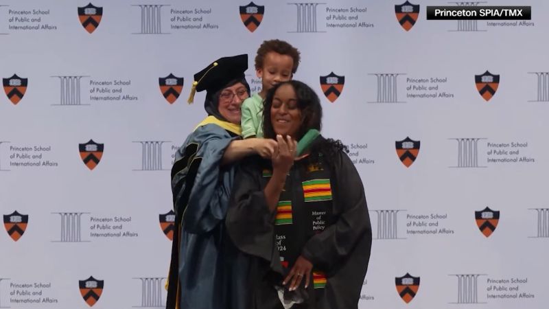 Un niño se hace viral ayudando a su madre a graduarse en Princeton