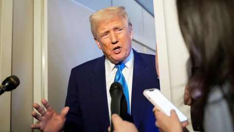 El presidente Donald Trump habla con periodistas a bordo del Air Force One el 6 de abril de 2025.