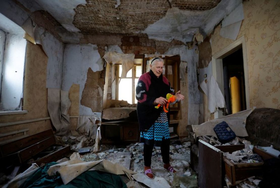 La residente local Valentina Ryabokrys, de 85 años, de pie dentro de su casa en Mariupol, que había sido destruida por los combates.