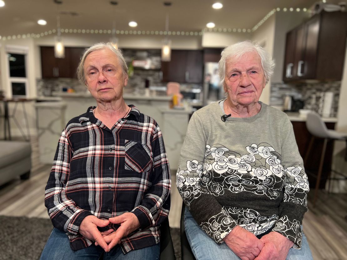 Raisa Makhnovets, de 73 años, y su madre, Yevhenia Khomenko, de 94, en la casa de su familia en Sacramento. Foto tomada por Omar Jiménez