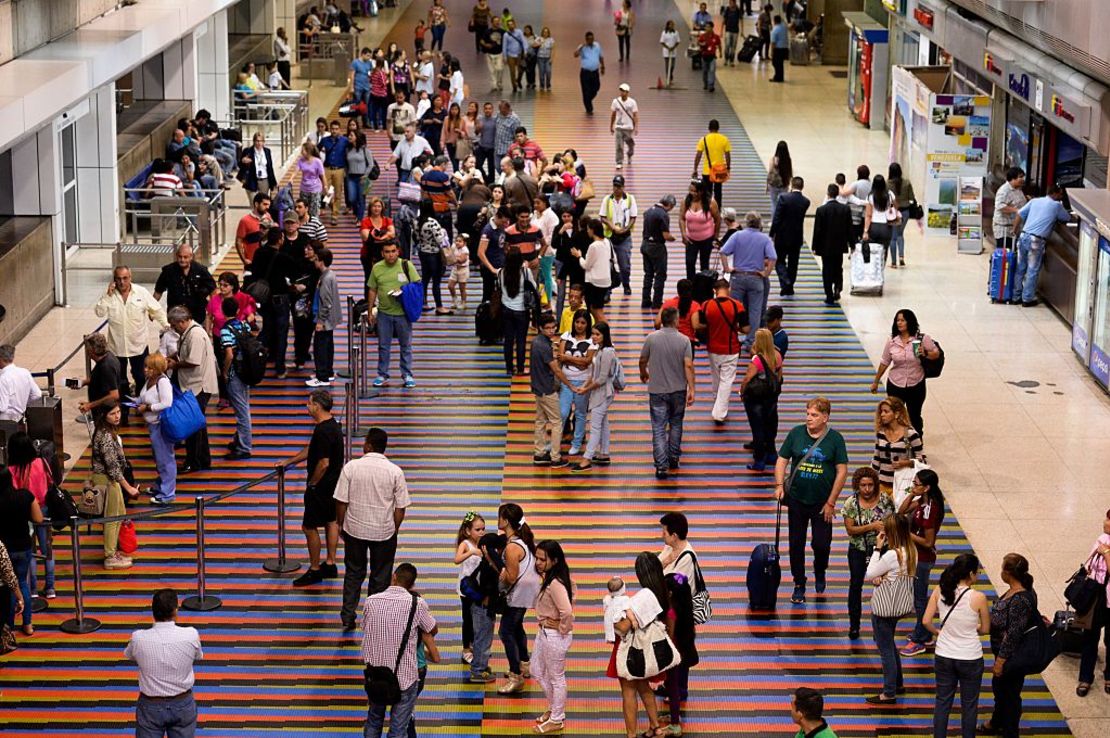 Imagen de archivo. Pasajeros se muestran en el aeropuerto internacional Simón Bolívar en Caracas, el 17 de junio de 2016. Se espera que los vuelos entre Colombia y Venezuela se reanuden en septiembre 26 de 2022 tras años de cancelación de los vuelos directos.