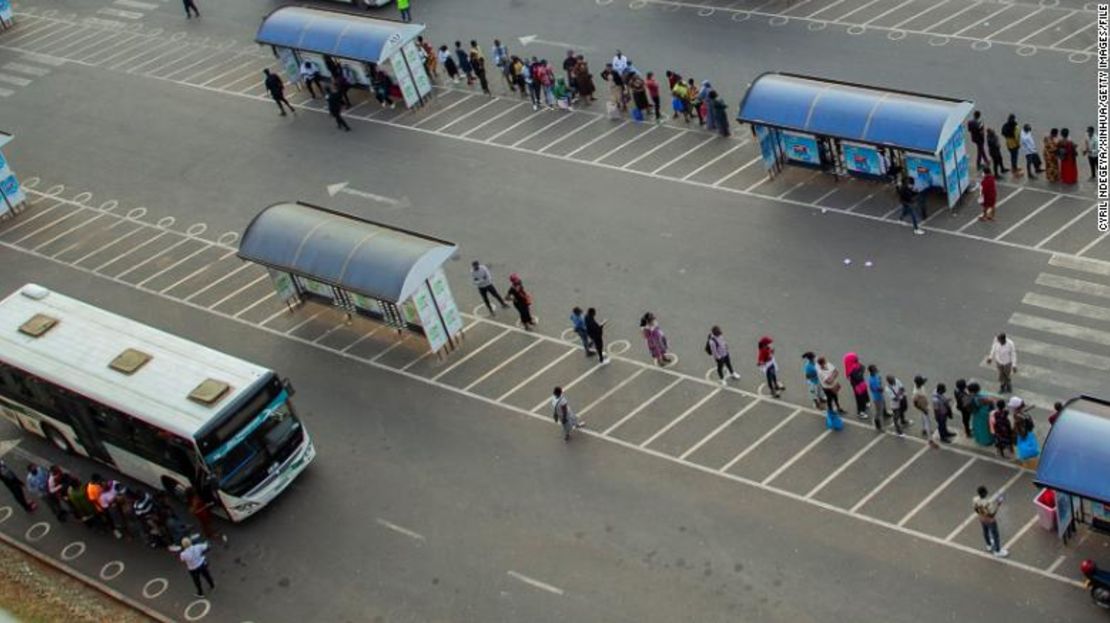 Gente espera buses en una estación de Kigali, la capital de Rwanda.