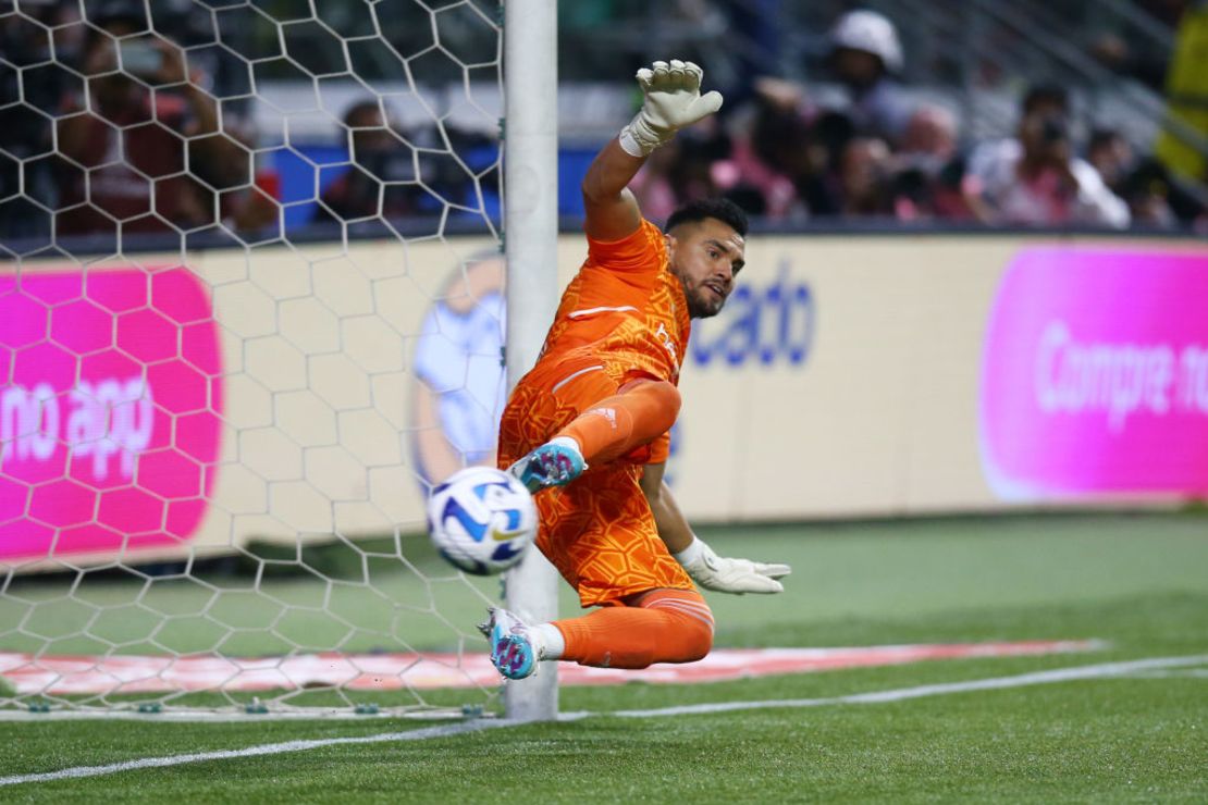 Sergio Romero ataja un penal en la semifinal de la Copa Libertadores que enfrentó a Boca con el Palmeiras.