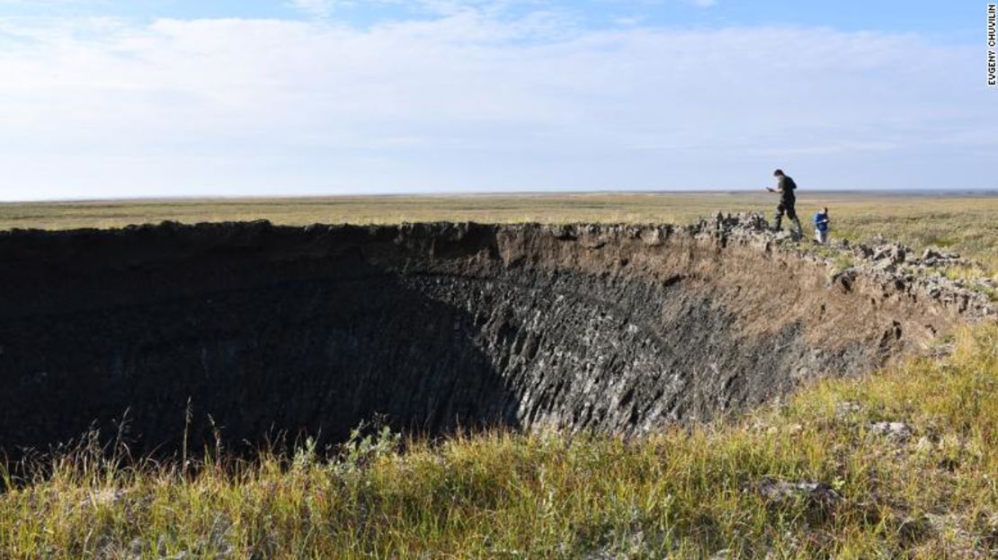 En agosto de 2020, el Instituto RAS de Problemas de Petróleo y Gas, apoyado por las autoridades locales de Yamal, llevó a cabo una expedición al nuevo cráter. Crédito: Evgeny Chuvlin.