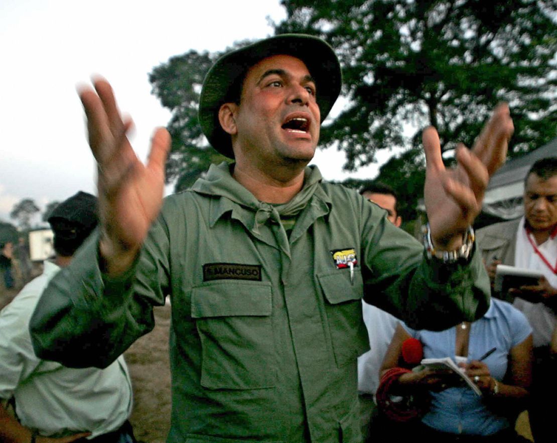 Salvatore Mancuso, líder de las Autodefensas Unidas de Colombia (AUC), habla con la prensa en el campamento Campo Dos en Tibú, en el departamento de Norte de Santander, el 9 de diciembre de 2004. Crédito: LUIS ACOSTA/AFP vía Getty Images