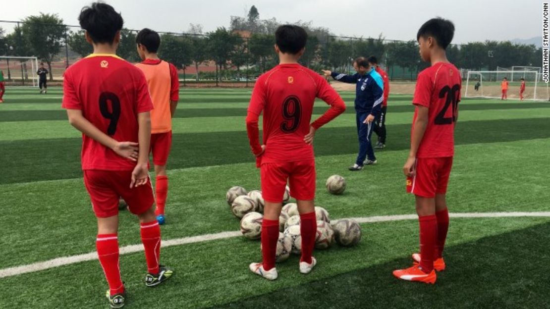 La escuela tiene 2.800 estudiantes y más de 50 campos de futbol.