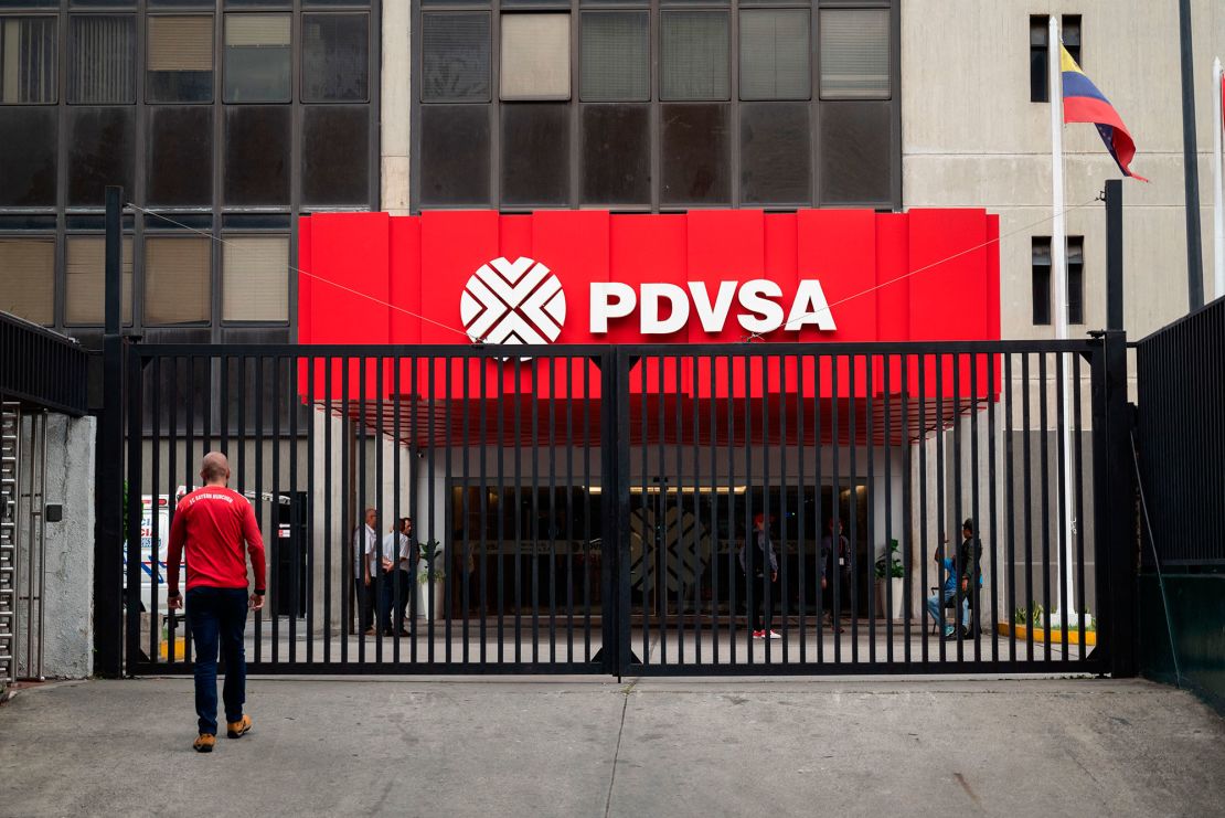 Vista de la entrada de la sede de Petróleos de Venezuela (PDVSA) en Caracas, tomada el 13 de septiembre de 2023. Crédito: MIGUEL ZAMBRANO/AFP vía Getty Images