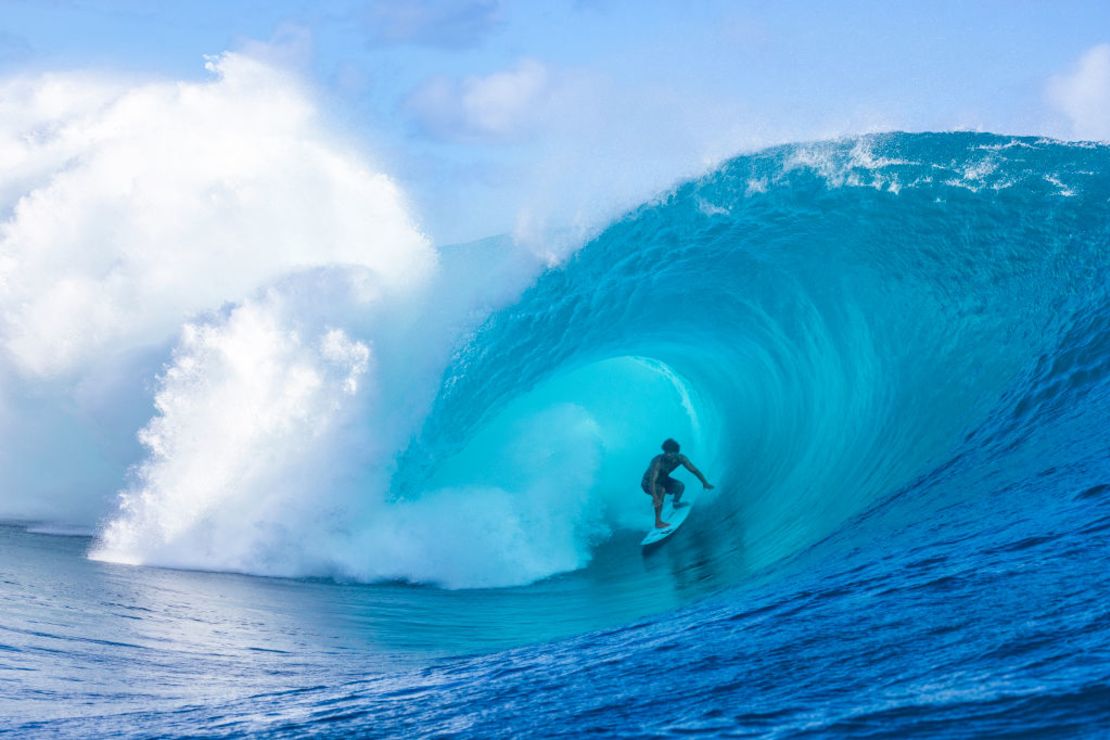 El surfista tahitiano Matahi Drollet entrena para la Liga Mundial de Surf (WSL) SHISEIDO Tahití Pro y los Juegos Olímpicos de París, en Teahupo'o, Tahití, el 16 de mayo de 2024. (Foto: BRIAN BIELMANN/AFP vía Getty Images).