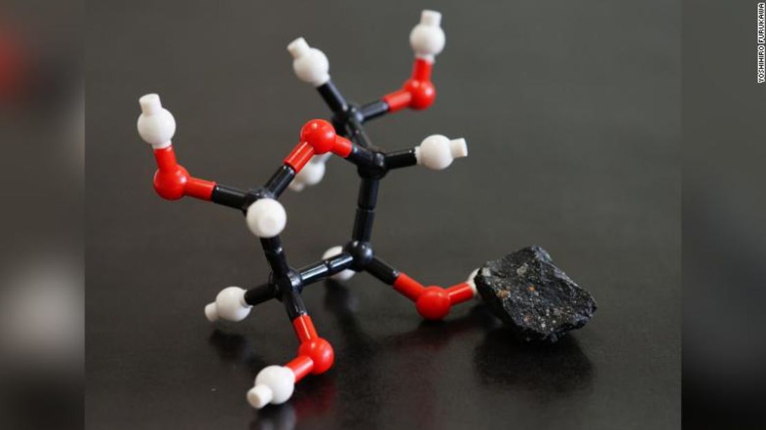 Un modelo de la estructura molecular de la ribosa, que fue encontrada en un meteorito.