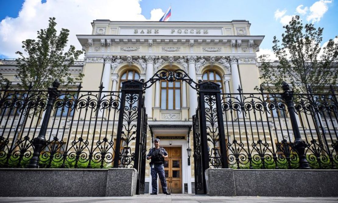 Un agente de policía vigila la entrada de la sede del Banco Central de Rusia en Moscú, julio de 2023.