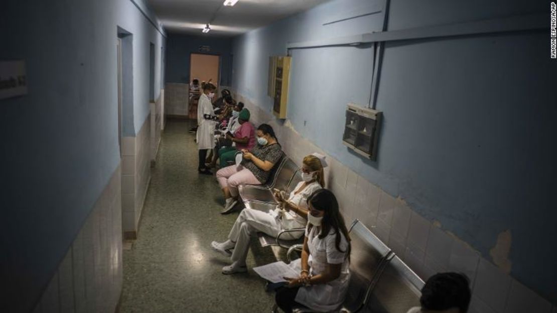 Trabajadores de la salud esperan una dosis de la vacuna Soberana-02 en La Habana, el 24 de marzo.