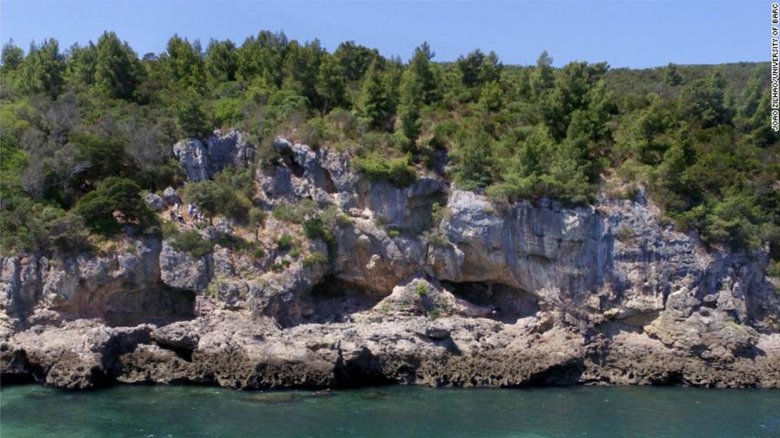 Vista de la cueva Figueira Brava con sus tres entradas.