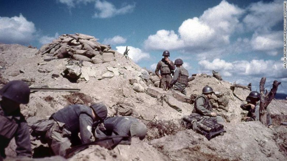 Soldados estadounidenses en una colina en la Guerra de Corea, en 1952.