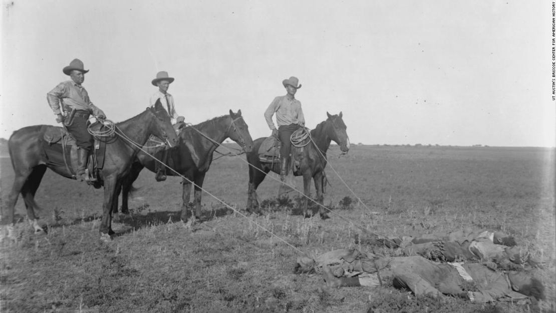 Los Rangers de Texas posan el 8 de octubre de 1915, mientras sostienen sogas atadas a los cadáveres.