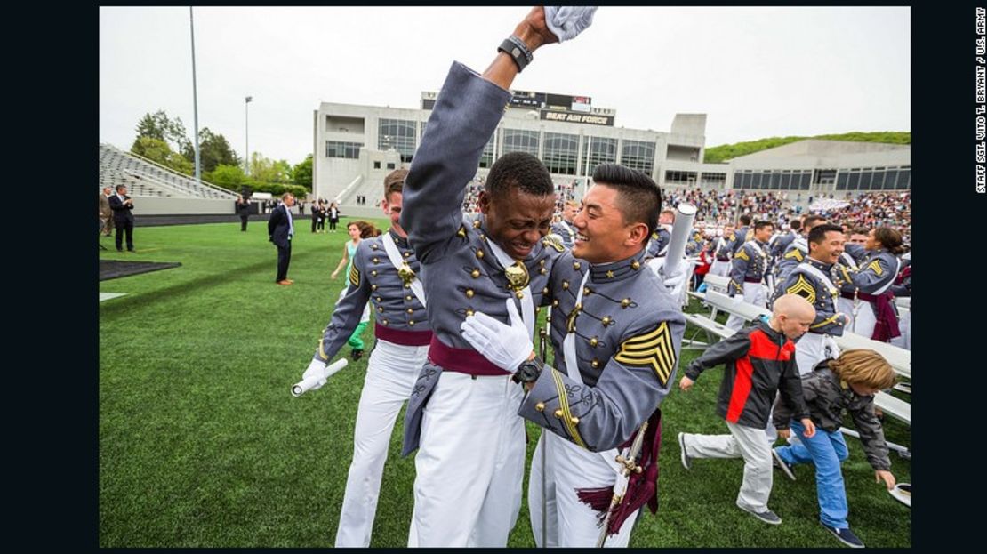 CNNE 0b19a93a - 160525121841-west-point-grad-emotional-photo-2-exlarge-169