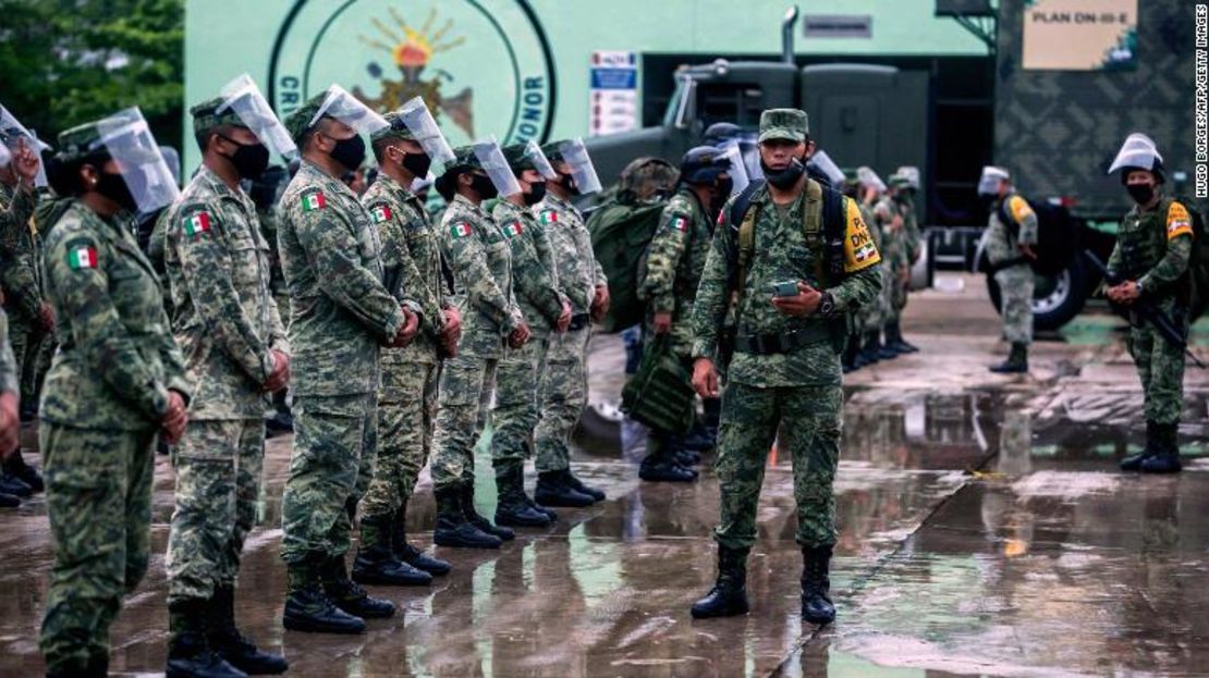 Miembros del Ejército mexicano se preparan para moverse en Valladolid y Tizimin, en el estado de Yucatán, antes de la llegada de Delta.