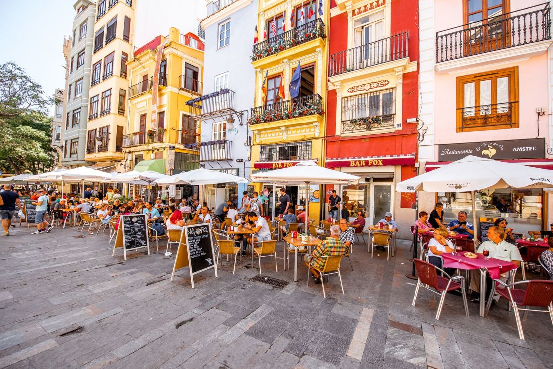 España ofrece uno de los costos de vida más bajos de Europa occidental. Y la escena de los cafés al aire libre en Valencia ciertamente tiene atractivo.