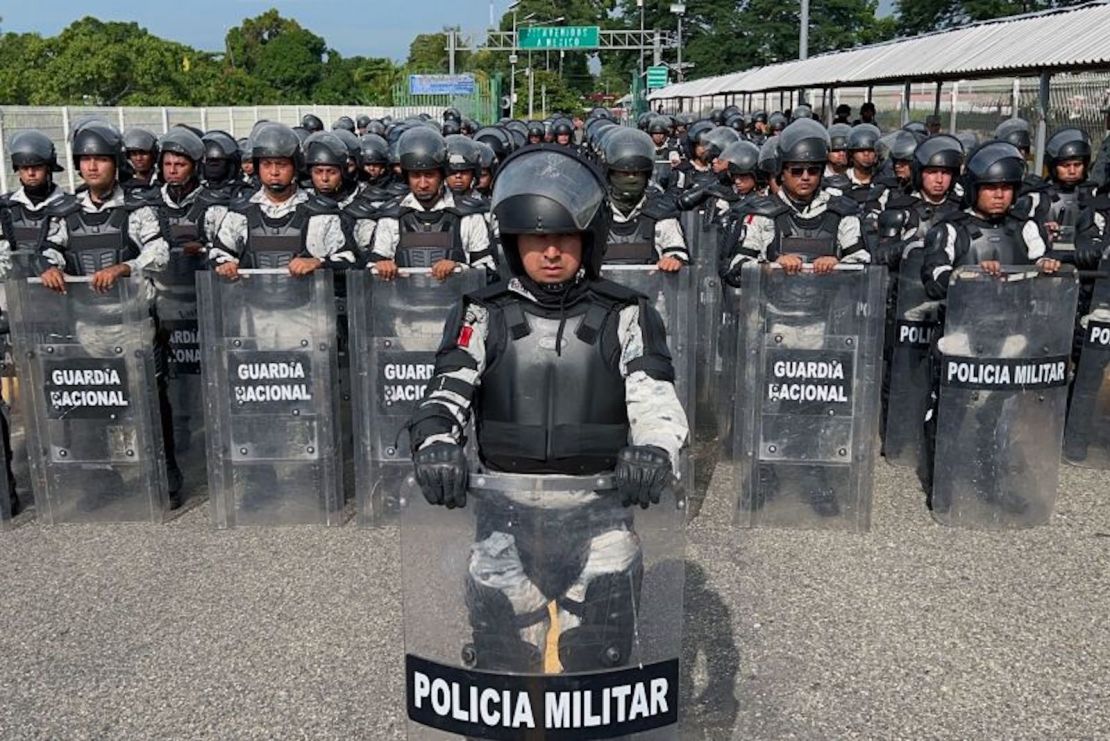 Miembros de la Guardia Nacional Mexicana se ubican en la frontera entre México y Guatemala para impedir el cruce de caravanas de migrantes el 21 de octubre de 2022.