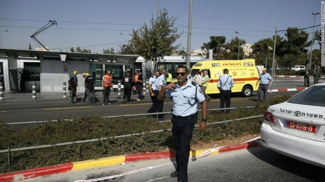 Fuerzas de seguridad acordonan la zona en la que se registró el ataque a tiros, en Jerusalén.