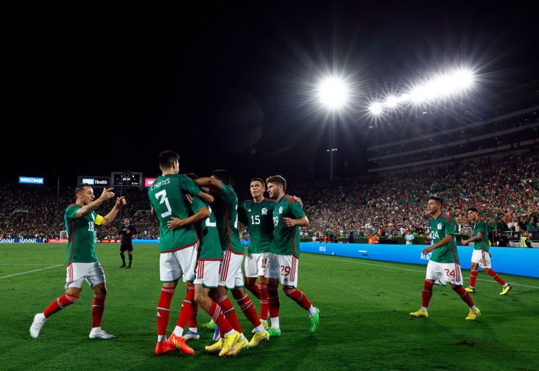 Hiving Lozano #22 de México celebra un gol contra Perú en el segundo tiempo en el Estadio Rose Bowl el 24 de septiembre de 2022 en Pasadena, California.