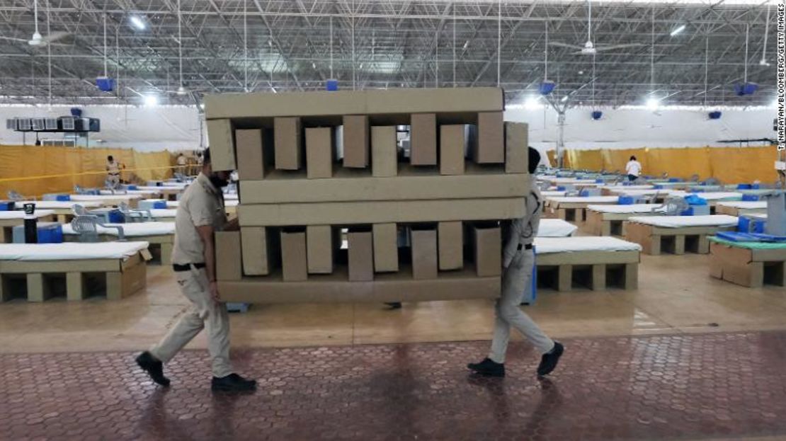 Trabajadores cargan camas de cartón biodegradable en el Centro de Atención de Covid Sardar Patel, el 24 de abril.