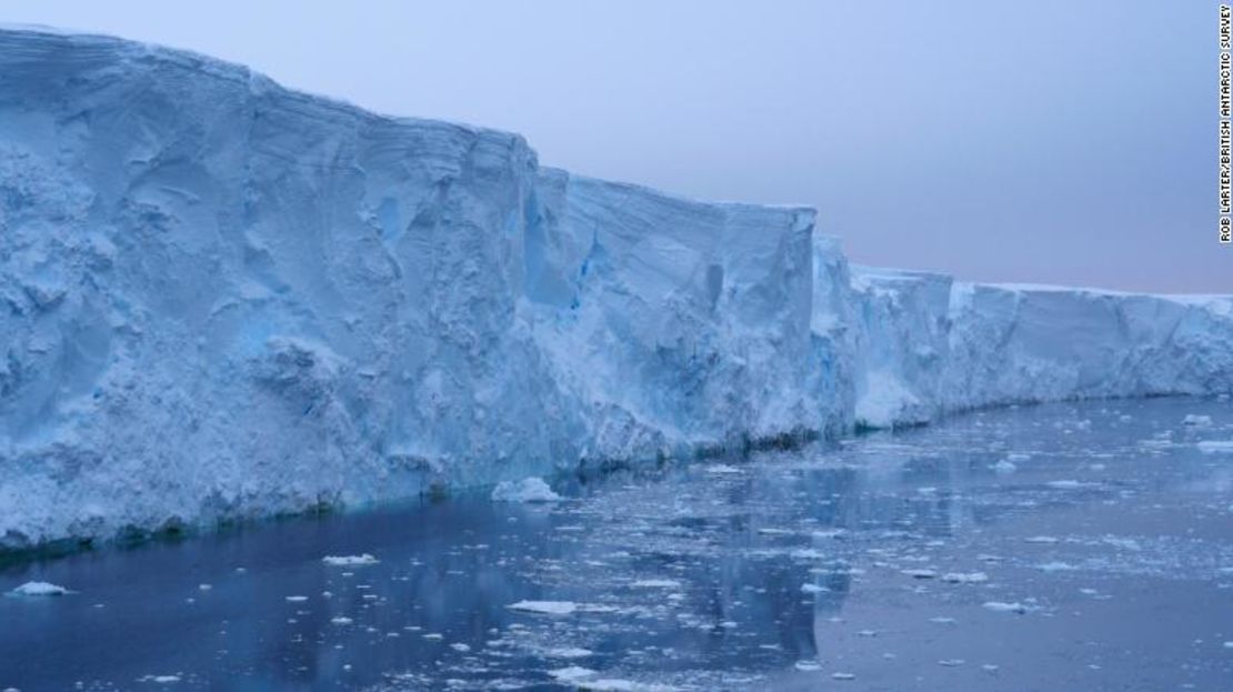 Acantilados del glaciar Thwaites, que representa el 4% del aumento global del nivel del mar.