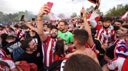 CNNE 1000242 - hinchas del atletico de madrid celebran euforicamente el campeonato