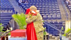 CNNE 1000376 - militar sorprende a su hija en la graduacion