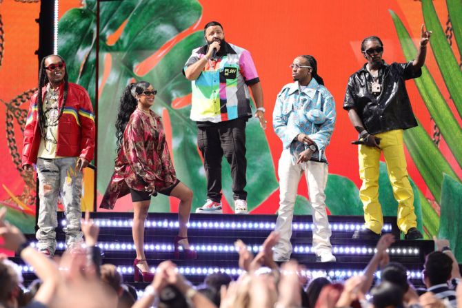 Takeoff of Migos, HER, DJ Khaled y Quavo y Offset of Migos se presentan en el escenario para los Billboard Music Awards 2021.