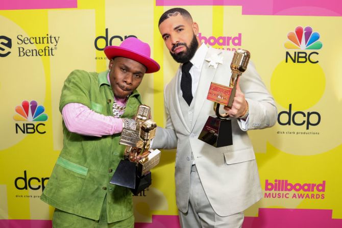 DaBaby, ganador del premio a Mejor Canción de Rap de 'Rockstar' y Drake, ganador del premio Artista de la Década.