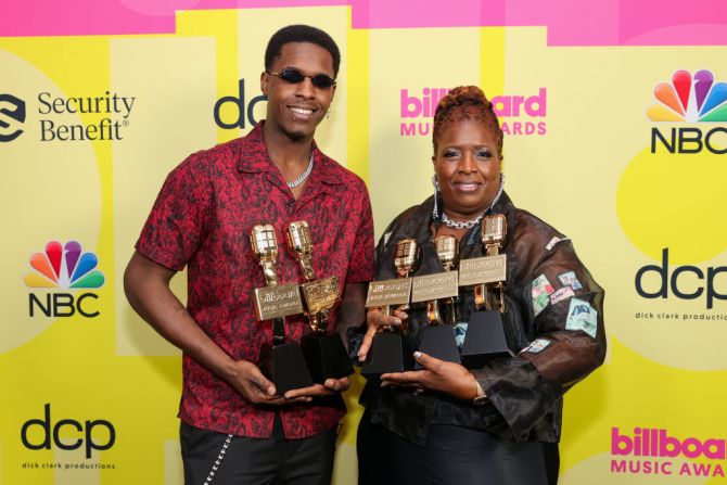 Obasi Jackson y Audrey Jackson, aceptan el premio Mejor Álbum Billboard 200 en nombre de Pop Smoke.