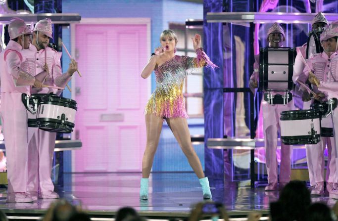 Taylor Swift ganó los premios a Mejor Artista Femenina y Mejor Artista Billboard 200. En la foto sale presentándose en el MGM Grand Garden Arena en los Premios Billboard de 2019.