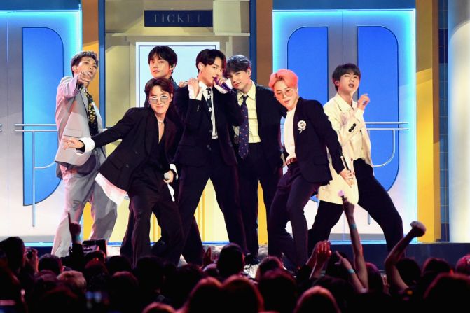 BTS ganó los premios a Mejor Grupo, Artista con Mejores Ventas y Mejor Artista en Redes Sociales (voto del público). Se presentó de forma remota para los Billboard Music Awards 2021. En la foto, en el MGM Grand Garden en 2019.