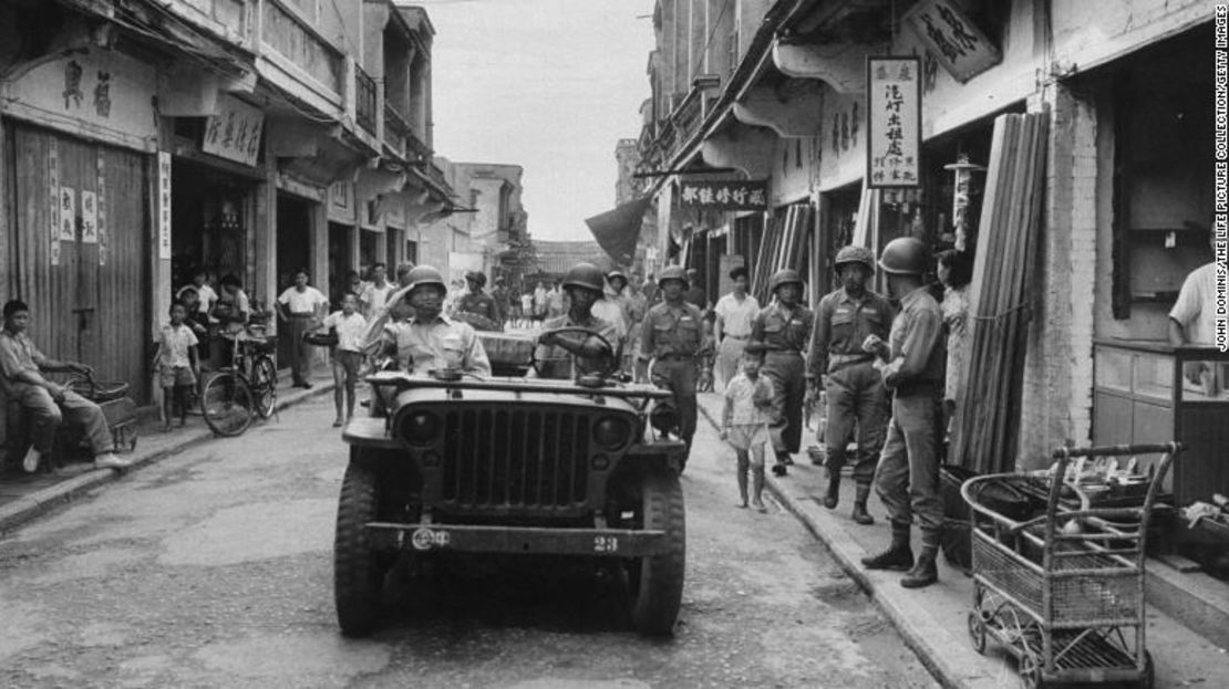 Soldados chinos nacionalistas en la isla de Quemoy, que se convirtió en el foco de un bombardeo de artillería desde China continental en 1958.