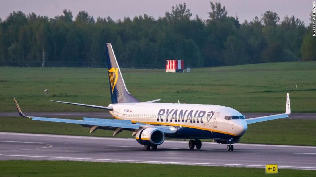 El avión de Ryanair aterriza en el aeropuerto a las afueras de Vilnius, Lituania, el domingo 23 de mayo de 2021.