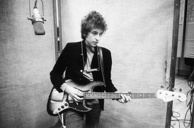 Dylan graba su álbum "Bringing It All Back Home" en 1965. El álbum era una mezcla de guitarra acústica y eléctrica. El cambio de Dylan a eléctrico fue controvertido en ese momento. Algunos fanáticos querían que se quedara con la música acústica que estaban acostumbrados a escuchar de él. Michael Ochs Archives / Getty Images