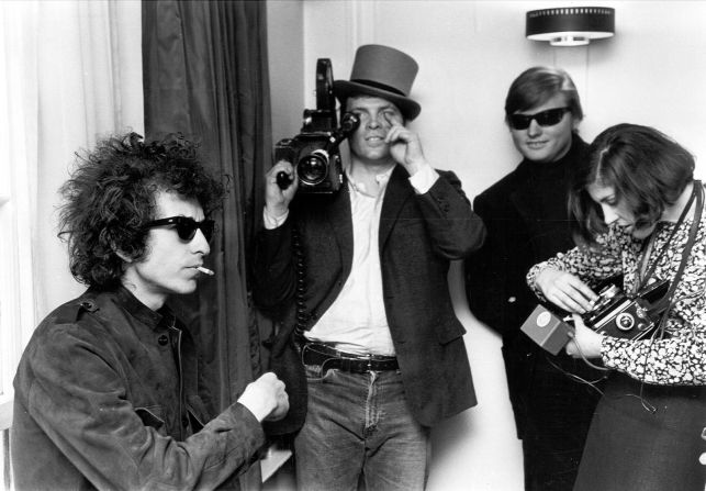 Dylan fuma un cigarrillo mientras D.A. Pennebaker filma "Don't Look Back", un documental sobre la gira de Dylan por Inglaterra en 1965. Michael Ochs Archives / Getty Images